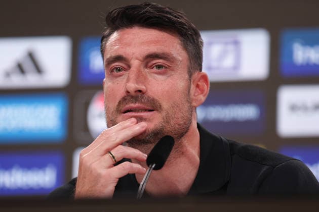 Fußball 1. Bundesliga - Eintracht Frankfurt - VfB Stuttgart am 16.05.2026 im Deutsche Bank Park in Frankfurt Trainer Albert Riera (Frankfurt) nachdenklich auf der Pressekonferenz