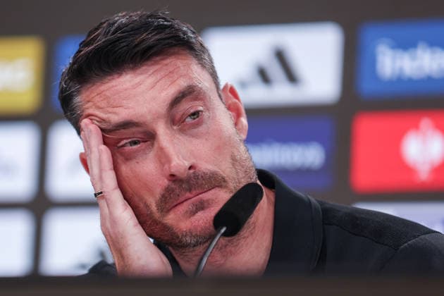 Fußball 1. Bundesliga - Eintracht Frankfurt - VfB Stuttgart am 16.05.2026 im Deutsche Bank Park in Frankfurt Trainer Albert Riera (Frankfurt) unzufrieden, enttäuscht, enttaeuscht, niedergeschlagen auf der Pressekonferenz