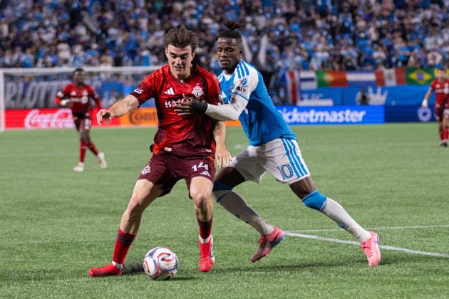 MLS, Fussball Herren, USA 2026: Toronto FC At Charlotte FC May 16 May 16, 2026: Toronto FC midfielder Alonso Coello (14) gets challenged by Charlotte FC forward Wilfried Zaha (10) during the second half of the Major League Soccer match up at Bank of America Stadium in Charlotte, NC. (Scott Kinser CSM) (Credit Image: Â Scott Kinser Cal Media) Charlotte Nc United States EDITORIAL USE ONLY Copyright: xx ZUMA-20260516_zma_c04_016.jpg ScottxKinserx csmphotothree490627