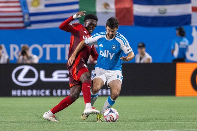 MLS, Fussball Herren, USA 2026: Toronto FC At Charlotte FC May 16 May 16, 2026: Toronto FC midfielder Derrick Etienne Jr. (11) knocks the ball away from Charlotte FC midfielder Luca de la Torre (17) during the second half of the Major League Soccer match up at Bank of America Stadium in Charlotte, NC. (Scott Kinser CSM) (Credit Image: Â Scott Kinser Cal Media) Charlotte Nc United States EDITORIAL USE ONLY Copyright: xx ZUMA-20260516_zma_c04_027.jpg ScottxKinserx csmphotothree490634