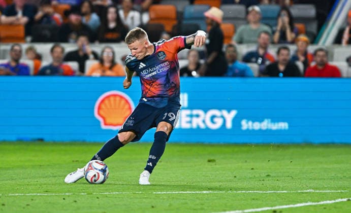 May 16, 2026: Houston Dynamo midfielder Mateusz Bogusz attempts a shot on goal during the first half of a MLS, Fussball Herren, USA game against the Vancouver Whitecaps at Shell Energy Stadium in Houston, TX. Austin McAfee CSM 2026 MLS: Vancouver Whitecpas Vs Houston Dynamo MAY 16  - ZUMAc04_ 20260516_zma_c04_041 Copyright: xAustinxMcafeex