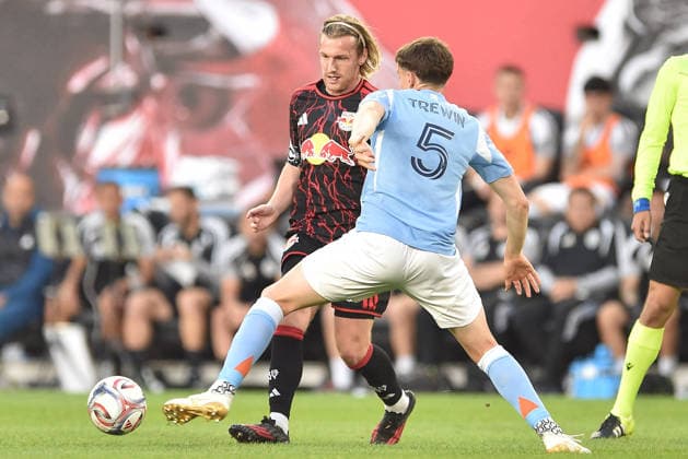 May 16, 2026, Harrison, New Jersey, USA: New York Red Bulls midfielder EMIL FORSBERG (10) and NYCFC defender KAI TREWIN (5) in action at Sports Illustrated Stadium in Harrison New Jersey New York City FC draws with New York Red Bulls 1 to 1 MLS, Fussball Herren, USA 2026 - New York City FC 1:1 New York Red Bulls  - ZUMAa301 20260516_aaf_a301_002 Copyright: xBrooksxVonxArxx