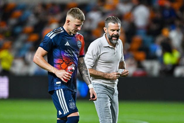 May 16, 2026: Houston Dynamo midfielder Mateusz Bogusz (left) walks off the field with coach Ben Olsen (right) after the first half of a MLS, Fussball Herren, USA game against the Vancouver Whitecaps at Shell Energy Stadium in Houston, TX. Austin McAfee CSM 2026 MLS: Vancouver Whitecpas Vs Houston Dynamo MAY 16  - ZUMAc04_ 20260516_zma_c04_047 Copyright: xAustinxMcafeex
