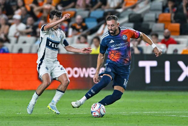 May 16, 2026: Houston Dynamo midfielder Hector Herrera (right) runs upfield while avoiding a Vancouver Whitecaps defender during the second half of a MLS, Fussball Herren, USA game at Shell Energy Stadium in Houston, TX. Austin McAfee CSM 2026 MLS: Vancouver Whitecpas Vs Houston Dynamo MAY 16  - ZUMAc04_ 20260516_zma_c04_049 Copyright: xAustinxMcafeex