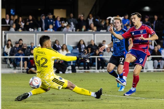 SAN JOSE, CA - MAY 16: Petar Musa 9 of FC Dallas scores a goal against Daniel 42 of the San Jose Earthquakes in the second half of a match on May 16, 2026 at PayPal Park in San Jose, CA. (Photo by Matthew Huang Icon Sportswire) SOCCER: MAY 16 MLS, Fussball Herren, USA San Jose Earthquakes vs FC Dallas EDITORIAL USE ONLY Icon260516016