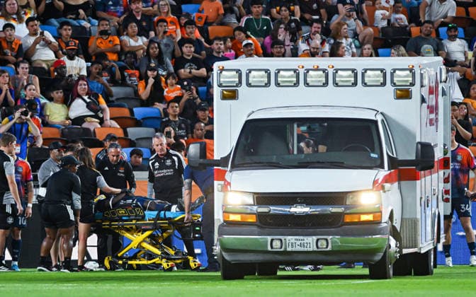 May 16, 2026: Houston Dynamo midfielder Diadie Samassekou is lifted on a stretcher after being injured during the first half of a MLS, Fussball Herren, USA game against the Vancouver Whitecaps at Shell Energy Stadium in Houston, TX. Austin McAfee CSM Houston USA - ZUMAc04_ 20260516_zma_c04_042 Copyright: xAustinxMcafeex
