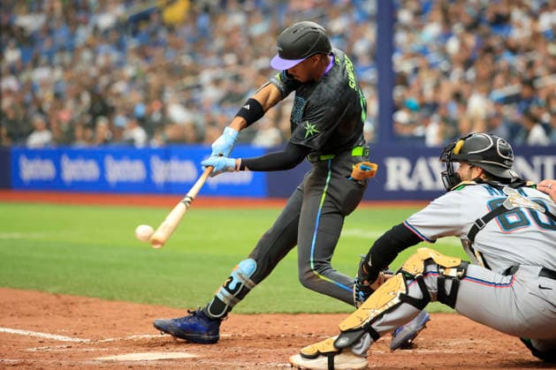 May 16, 2026, St. Petersburg, Florida, USA: Tampa Bay Rays left fielder Chandler Simpson (14) grounds out to Miami Marlins second baseman Xavier Edwards (9) during an MLB, Baseball Herren, USA game on May 16, 2026 at Tropicana Field. The Marlins beat the Rays 10-5 in 10 innings. MLB 2026: Rays 5:10 Marlins  - ZUMAh180 20260516_zsp_h180_108 Copyright: xKimxHukarix