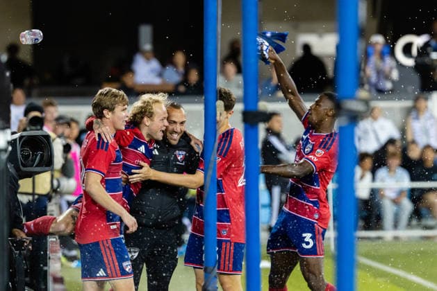 SAN JOSE, CA - MAY 16: Samuel Sarver 28 of FC Dallas celebrates a goal with teammates in the second half of a match against the San Jose Earthquakes on May 16, 2026 at PayPal Park in San Jose, CA. (Photo by Matthew Huang Icon Sportswire) SOCCER: MAY 16 MLS, Fussball Herren, USA San Jose Earthquakes vs FC Dallas EDITORIAL USE ONLY Icon260516021