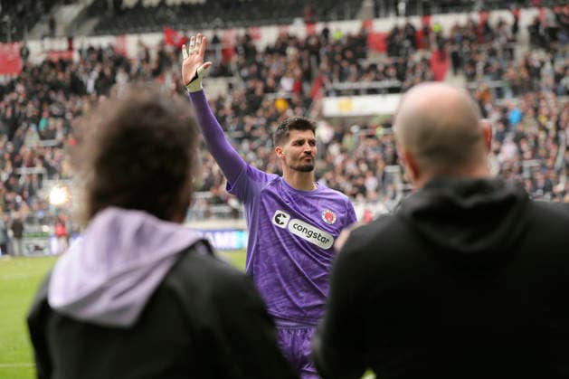 Foto : Torhüter Nikola Vasilj (Pauli) trauert noch viele Minuten nach dem Schlusspfiff und nimmt Abschied von seinen Fans und aus der ersten Liga Fussball 1. Bundesliga , 34. Spieltag am Sa. 16.05.2026 FC St. Pauli - VfL Wolfsburg
