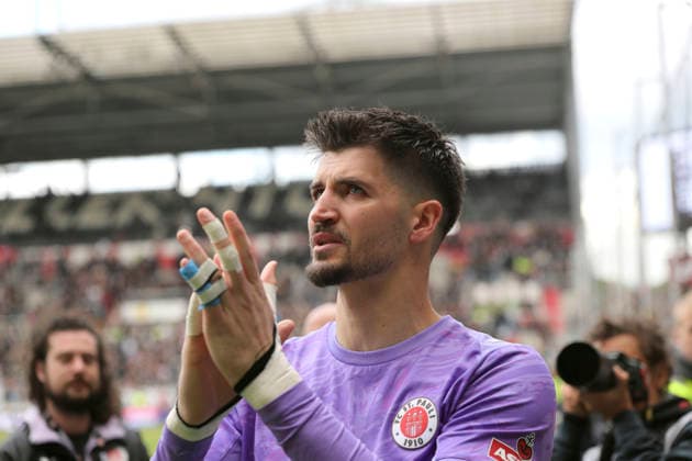 Foto : Torhüter Nikola Vasilj (Pauli) trauert noch viele Minuten nach dem Schlusspfiff und nimmt Abschied von seinen Fans und aus der ersten Liga Fussball 1. Bundesliga , 34. Spieltag am Sa. 16.05.2026 FC St. Pauli - VfL Wolfsburg