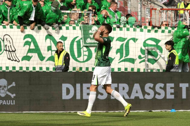 Foto : Enttäuschung bei Dzenan Pejcinovic (Wolfsburg) er verpasste hier gegen Hauke WAHL (Pauli) , die grosse Chance zur 1-2 Führung Fussball 1. Bundesliga , 34. Spieltag am Sa. 16.05.2026 FC St. Pauli - VfL Wolfsburg