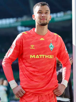 Torhueter Mio Backhaus (Werder Bremen) lacht, Bundesliga, SV Werder Bremen v Borussia Dortmund, Weserstadion am 16. May 2026 in Bremen, Deutschland. (Foto von Marco Steinbrenner DeFodi Images) Torhueter Mio Backhaus (Werder Bremen) smiles, Bundesliga, SV Werder Bremen v Borussia Dortmund, Weserstadion, May 16, 2026 in Bremen, Germany. (Photo by Marco Steinbrenner DeFodi Images) DFL regulations prohibit any use of photographs as image sequences and or quasi-video. -