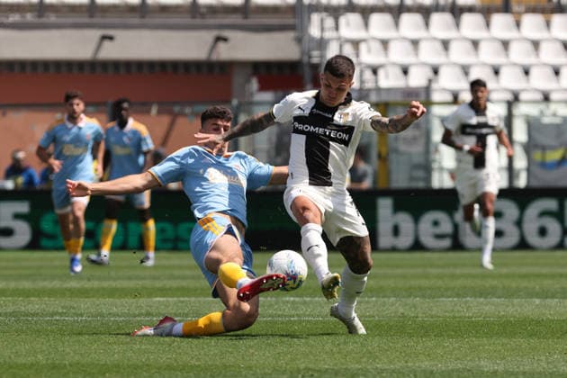 ComoÕs ComoÕs Jacobo Ramon ParmaÕs Gabriel Strefezza during the Serie A soccer match between Como and Parma at the Giuseppe Sinigaglia stadium in Como, north Italy - May 17, 2026 - Soccer.  Copyright: xAntonioxSaiai LaPressex