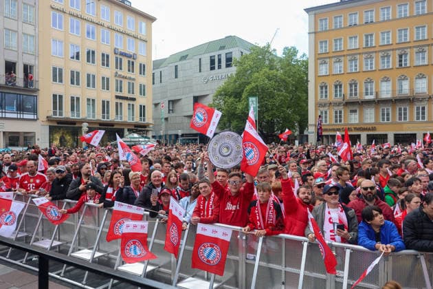 Die Fans des FC Bayern Muenchen schwenken Fahnen, GER, Empfang des FC Bayern Muenchen im Rathaus und Meisterfeier am Marienplatz, 17.05.2026, GER, Empfang des FC Bayern Muenchen im Rathaus und Meisterfeier am Marienplatz, 17.05.2026 Muenchen Copyright: xEibner-Pressefoto JennixMaulx EP_JML