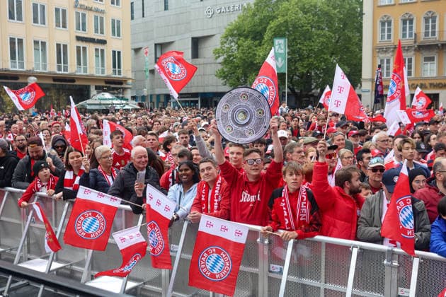 Die Fans des FC Bayern Muenchen schwenken Fahnen, mit Meisterschale, GER, Empfang des FC Bayern Muenchen im Rathaus und Meisterfeier am Marienplatz, 17.05.2026, GER, Empfang des FC Bayern Muenchen im Rathaus und Meisterfeier am Marienplatz, 17.05.2026 Muenchen Copyright: xEibner-Pressefoto JennixMaulx EP_JML