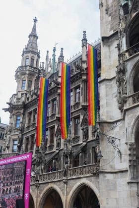 Regenbogenfahnen am Muechner Rathaus, Regenbogen, GER, Empfang des FC Bayern Muenchen im Rathaus und Meisterfeier am Marienplatz, 17.05.2026, GER, Empfang des FC Bayern Muenchen im Rathaus und Meisterfeier am Marienplatz, 17.05.2026 Muenchen Copyright: xEibner-Pressefoto JennixMaulx EP_JML