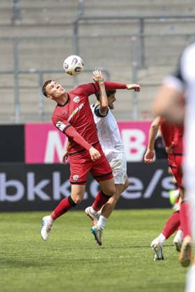 3. Liga; FC Ingolstadt 04 - SV Waldhof Mannheim; Zweikampf Kampf um den Ball Jonas Scholz (15, FCI) Vincent Thill (12) 3. Liga - FC Ingolstadt 04 Saison 2025 2026 SV Waldhof Mannheim;