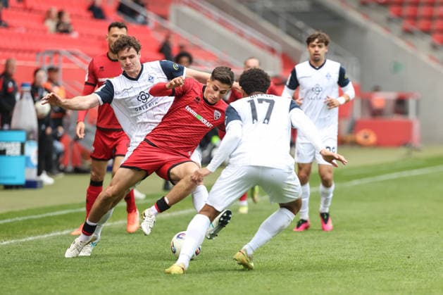 3. Liga; FC Ingolstadt 04 - SV Waldhof Mannheim; Zweikampf Kampf um den Ball Emre Gül (5, FCI) Abifade Samuel (17 SVWM) 3. Liga - FC Ingolstadt 04 Saison 2025 2026 SV Waldhof Mannheim;