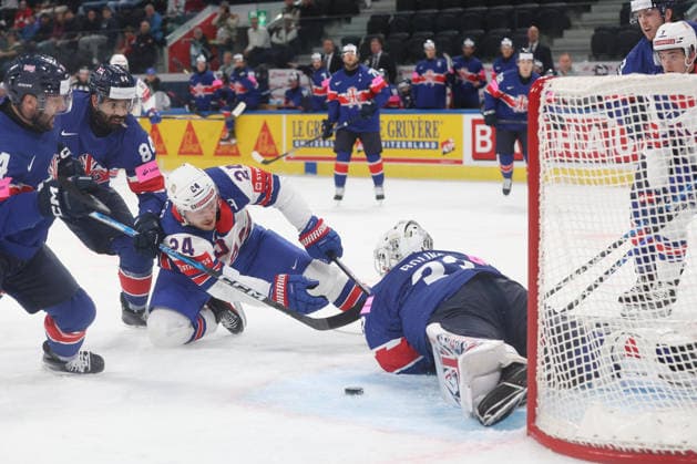 WM 2026 USA - GBR Mathieu Olivier vor Torwart Ben Bowns 17.05.2026 Swiss Life Arena Zuerich , SCHWEIZ, Eishockey Herren IIHF World Championship, WM, Weltmeisterschaft Zurich 2026 Gruppe A USA - GBR Mathieu Olivier (USA) vor Torwart Ben Bowns (GBR)