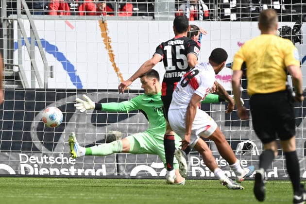 Nikolas NARTEY (S) erzielt das Tor zum 0-2, gegen Torwart Michael ZETTERER (F) Fussball 1. Bundesliga Saison 2025 2026, 34.Spieltag, Spieltag34, matchday34, Eintracht Frankfurt (F) - VfB Stuttgart (S) am 16.05.2026 Deutsche Bank Park Frankfurt. DFL regulations prohibit any use of photographs as image sequences and or quasi-video Â