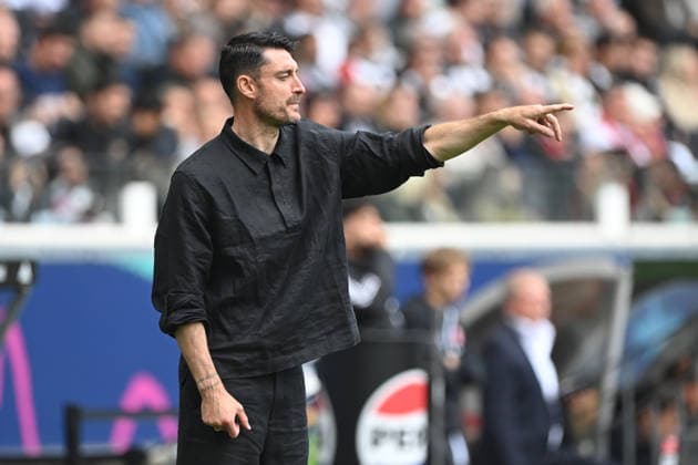 Trainer Albert RIERA (F) gibt Anweisungen, , Gestik, Geste, gestikuliert, Fussball 1. Bundesliga Saison 2025 2026, 34.Spieltag, Spieltag34, matchday34, Eintracht Frankfurt (F) - VfB Stuttgart (S) 2-2 am 16.05.2026 Deutsche Bank Park Frankfurt. DFL regulations prohibit any use of photographs as image sequences and or quasi-video Â