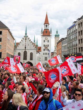17.05.2026, Fussball Bundesliga 2025 2026, Meisterfeier des FC Bayern München auf dem Rathausbalkon in München. Bayernfans am Rathausplatz stimmen sich mit Fähnchen ein.