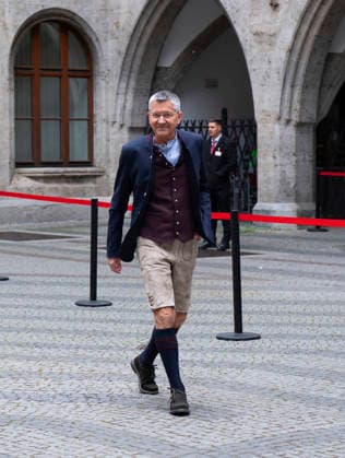 17.05.2026, Fussball Bundesliga 2025 2026, Meisterfeier des FC Bayern München auf dem Rathausbalkon in München. Präsident Herbert Hainer (FC Bayern) kommt in Tracht am Rathaus an.