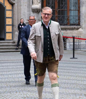 17.05.2026, Fussball Bundesliga 2025 2026, Meisterfeier des FC Bayern München auf dem Rathausbalkon in München. Vorstandsvorsitzender Jan-Christian Dreesen (FC Bayern München) kommt in Tracht am Rathaus an.