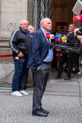 17.05.2026, Fussball Bundesliga 2025 2026, Meisterfeier des FC Bayern München auf dem Rathausbalkon in München. Ehren-Präsident Uli Hoeneß (FC Bayern München, Hoeness) beim Interview vor dem Rathaus