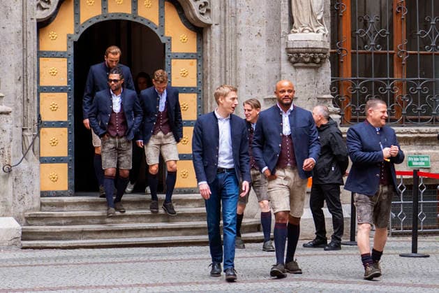 17.05.2026, Fussball Bundesliga 2025 2026, Meisterfeier des FC Bayern München auf dem Rathausbalkon in München. Das Team kommt in Tracht am Rathaus an. Oberbürgermeister Dominik Krause (mitte) begleitet Trainer Vincent Kompany (FC Bayern München), Sportvorstand Max Eberl (Bayern München), hi: Harry Kane (FC Bayern München), Serge Gnabry (FC Bayern München), Joshua Kimmich (FC Bayern München)