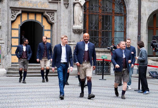 17.05.2026, Fussball Bundesliga 2025 2026, Meisterfeier des FC Bayern München auf dem Rathausbalkon in München. Das Team kommt in Tracht am Rathaus an. Oberbürgermeister Dominik Krause (mitte) begleitet Trainer Vincent Kompany (FC Bayern München), Sportvorstand Max Eberl (Bayern München), hi: Harry Kane (FC Bayern München), Serge Gnabry (FC Bayern München), Joshua Kimmich (FC Bayern München)