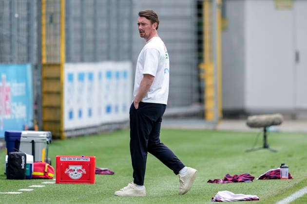 Jonas Stephan (Trainer, Cheftrainer, RB Leipzig), Freisteller, Ganzkörper, Einzelbild, Einzelfoto, Aktion, Action, 17.05.2026, Sinsheim (Hoffenheim) (Deutschland), Fussball, Google Pixel Frauen-Bundesliga, TSG 1899 Hoffenheim - RB Leipzig, DFB DFL REGULATIONS PROHIBIT ANY USE OF PHOTOGRAPHS AS IMAGE SEQUENCES AND OR QUASI-VIDEO.