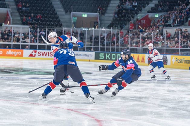17 05 2026, Zurich, Swiss Life Arena, Ice hockey, Eishockey World Championships: Great Britain - USA, 9 Ryan Leonard (United States). 58 David Clements (Great Britain) Zurich Swiss Life Arena Zurich Switzerland Copyright: xJustPictures.ch StefanxEmchx jp-de-StEm-DSC0050220260517