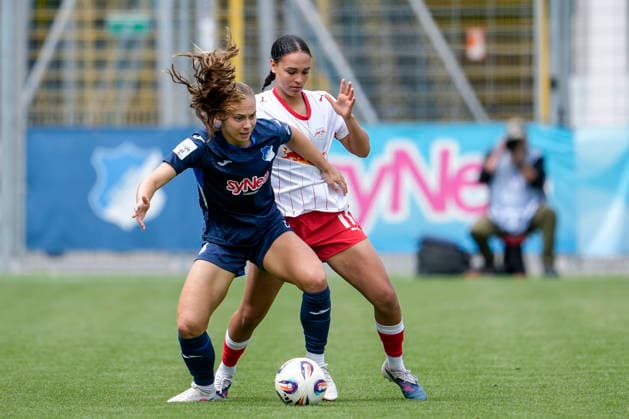 v.li.: Jamilla Sofia Rankin (TSG, 5), Lisa Baum (RBL, 11), Zweikampf, Spielszene, Duell, duel, tackle, tackling, Dynamik, Action, Aktion, 17.05.2026, Sinsheim (Hoffenheim) (Deutschland), Fussball, Google Pixel Frauen-Bundesliga, TSG 1899 Hoffenheim - RB Leipzig, DFB DFL REGULATIONS PROHIBIT ANY USE OF PHOTOGRAPHS AS IMAGE SEQUENCES AND OR QUASI-VIDEO.