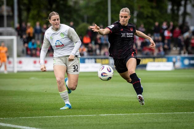 LEVERKUSEN, 17.05.2026 - Sarah Gutmann (Werder Bremen, 32), Cornelia Kramer (Bayer 04 Leverkusen, 7) während der Begegnung Bayer 04 Leverkusen - Werder Bremen an Spieltag 26 der Google Pixel Frauen-Bundesliga am 17.05.2026 im Ulrich-Haberland-Stadion in Leverkusen (Nordrhein-Westfalen). DFL REGULATIONS PROHIBIT ANY USE OF PHOTOGRAPHS AS IMAGE SEQUENCES AND OR QUASI-VIDEO. Nordrhein-Westfalen Deutschland Copyright: xAxelxKohringx