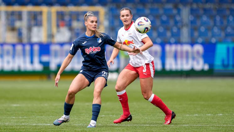 v.li.: Selina Cerci (TSG, 29), Andrea Norheim (RBL, 3), Zweikampf, Spielszene, Duell, duel, tackle, tackling, Dynamik, Action, Aktion, 17.05.2026, Sinsheim (Hoffenheim) (Deutschland), Fussball, Google Pixel Frauen-Bundesliga, TSG 1899 Hoffenheim - RB Leipzig, DFB DFL REGULATIONS PROHIBIT ANY USE OF PHOTOGRAPHS AS IMAGE SEQUENCES AND OR QUASI-VIDEO.