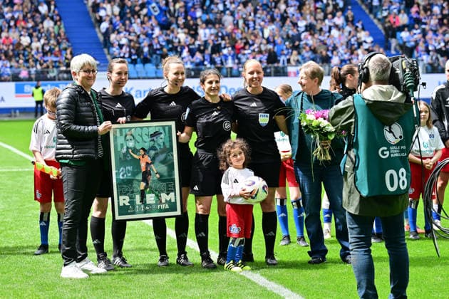 Fußball I Frauen I Saison 2025-2026 I Bundesliga I 26. Spieltag I Hamburger SV - FC Bayern München I 17.05.2026 Dr. Riem Hussein (Schiedsrichterin) wird vor dem Spiel geehrt und verabschiedet. Hamburg Volksparkstadion Hamburg Deutschland Copyright: xLobeca WolfxGebhardtx
