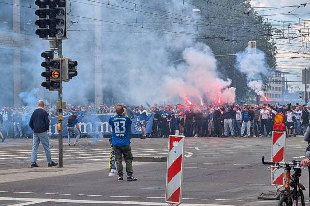 Magdeburg, Sachsen-Anhalt, Deutschland, 17.05.2026: 34. Spieltag, Saison 2025 26, 2. Fußball-Bundesliga: 1. FC Magdeburg - 1. FC Kaiserslautern: Magdeburg-Fans ziehen vor dem Spiel mit Pyrotechnik durch die Innenstadt Copyright: xdtsxNachrichtenagenturx dts_119116