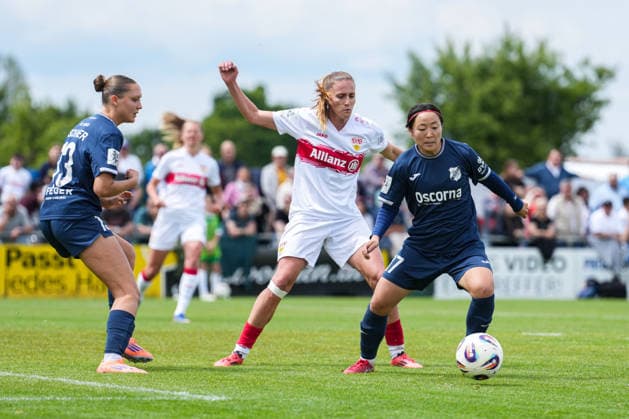 2. Frauen Bundesliga: SC Sand vs. VfB Stuttgart, 17.05.2026 Zweikampf zwischen Julia Glaser (VfB Stuttgart, 9) und Rio Takizawa (SC Sand, 17) 2. Frauen Bundesliga: SC Sand vs. VfB Stuttgart, Adams Arena SC Sand, 17.05.2026 DFB DFL REGULATIONS PROHIBIT ANY USE OF PHOTOGRAPHS AS IMAGE SEQUENCES AND OR QUASI-VIDEO. Copyright: xBEAUTIFULxSPORTS Boscox