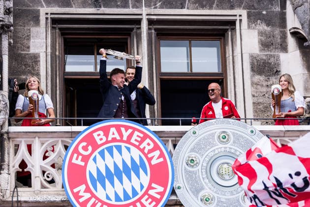 MUNICH, GERMANY - MAY 17: Joshua Kimmich (FC Bayern Muenchen, 6) with the trophy on the balcony during the Meisterfeier of FC Bayern Muenchen at Marienplatz on May 17, 2026 in Munich, Germany. Bavaria Germany Copyright: xSteffiexWunderlx