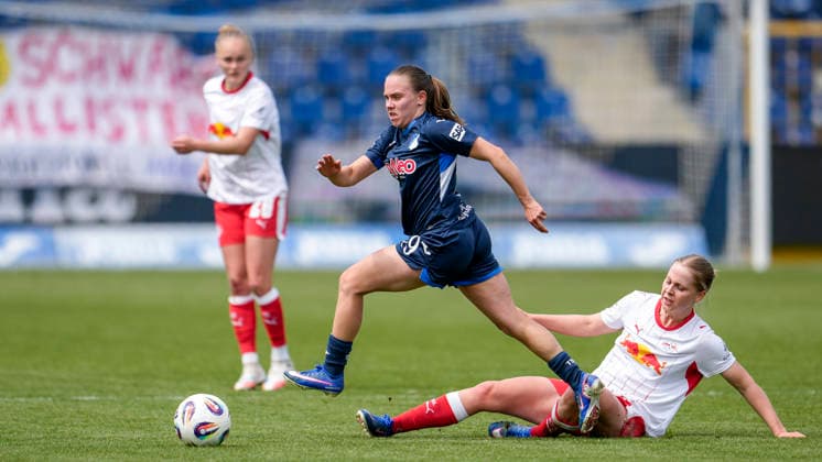 v.li.: Marie Steiner (TSG, 19), Emilia Asgeirsdottir (RBL, 8), Zweikampf, Spielszene, Duell, duel, tackle, tackling, Dynamik, Action, Aktion, 17.05.2026, Sinsheim (Hoffenheim) (Deutschland), Fussball, Google Pixel Frauen-Bundesliga, TSG 1899 Hoffenheim - RB Leipzig, DFB DFL REGULATIONS PROHIBIT ANY USE OF PHOTOGRAPHS AS IMAGE SEQUENCES AND OR QUASI-VIDEO.