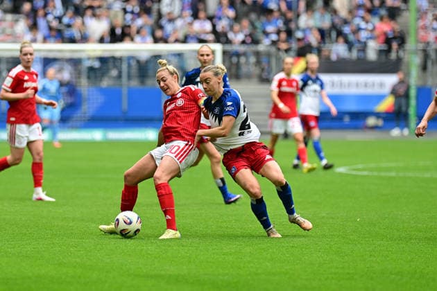 Fußball I Frauen I Saison 2025-2026 I Bundesliga I 26. Spieltag I Hamburger SV - FC Bayern München I 17.05.2026 Zweikampf, Duell: Carolin Simon (30, FC Bayern München) und Sophie Hillebrand (22, Hamburger SV) Hamburg Volksparkstadion Hamburg Deutschland Copyright: xLobeca WolfxGebhardtx