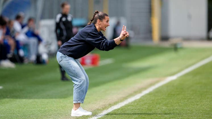 Eva-Maria Virsinger (Cheftrainerin, Trainerin, TSG), gibt Anweisungen, gestikuliert, mit den Armen gestikulieren, Freisteller, Ganzkörper, Einzelbild, Einzelfoto, Aktion, Action, am Spielfeldrand, an der Seitenauslinie, 17.05.2026, Sinsheim (Hoffenheim) (Deutschland), Fussball, Google Pixel Frauen-Bundesliga, TSG 1899 Hoffenheim - RB Leipzig, DFB DFL REGULATIONS PROHIBIT ANY USE OF PHOTOGRAPHS AS IMAGE SEQUENCES AND OR QUASI-VIDEO.