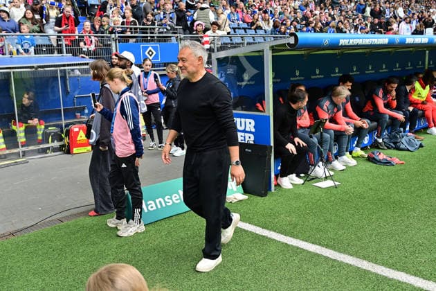 Fußball I Frauen I Saison 2025-2026 I Bundesliga I 26. Spieltag I Hamburger SV - FC Bayern München I 17.05.2026 Rodolfo Cardoso (Hamburger SV) nach der Begrüßung de Bayern-Bank. Hamburg Volksparkstadion Hamburg Deutschland Copyright: xLobeca WolfxGebhardtx