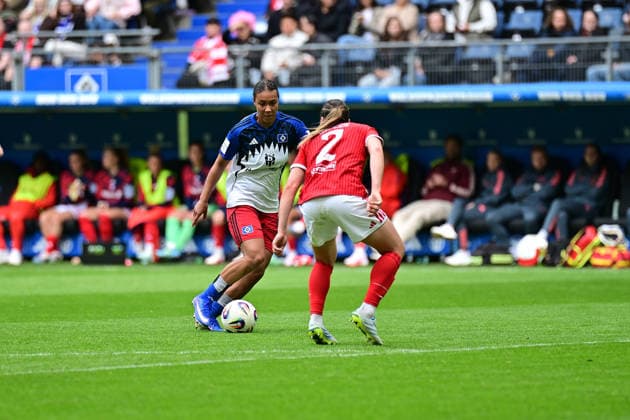 Fußball I Frauen I Saison 2025-2026 I Bundesliga I 26. Spieltag I Hamburger SV - FC Bayern München I 17.05.2026 Kein Durchkommen für Melina Krüger (9, Hamburger SV), Vanessa Gilles (2, FC Bayern München) schirmt ab. Hamburg Volksparkstadion Hamburg Deutschland Copyright: xLobeca WolfxGebhardtx