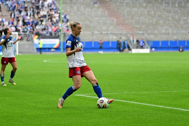Fußball I Frauen I Saison 2025-2026 I Bundesliga I 26. Spieltag I Hamburger SV - FC Bayern München I 17.05.2026 Der Angriff von Sophie Hillebrand (22, Hamburger SV) wird abgepfiffen. Hamburg Volksparkstadion Hamburg Deutschland Copyright: xLobeca WolfxGebhardtx