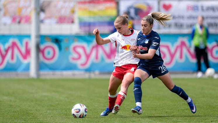 v.li.: Emilia Asgeirsdottir (RBL, 8), Janna Grimm (TSG, 26), Zweikampf, Spielszene, Duell, duel, tackle, tackling, Dynamik, Action, Aktion, 17.05.2026, Sinsheim (Hoffenheim) (Deutschland), Fussball, Google Pixel Frauen-Bundesliga, TSG 1899 Hoffenheim - RB Leipzig, DFB DFL REGULATIONS PROHIBIT ANY USE OF PHOTOGRAPHS AS IMAGE SEQUENCES AND OR QUASI-VIDEO.