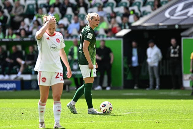 Fußball I Frauen I Saison 2025-2026 I Bundesliga I 26. Spieltag I VfL Wolfsburg - 1. FC Nürnberg I 17.05.2026 Alexandra Popp (11, VfL Wolfsburg) hat sich den Ball für den Freistoß zurecht gelegt, der kurz darauf zum 2:0 einschlägt Freisteller, Nahaufnahme, Porträt, Portrait, Einzelfoto, Einzelbild, Körper Wolfsburg Volkswagen Arena Niedersachsen Deutschland Copyright: xLobeca InesxHähnelx