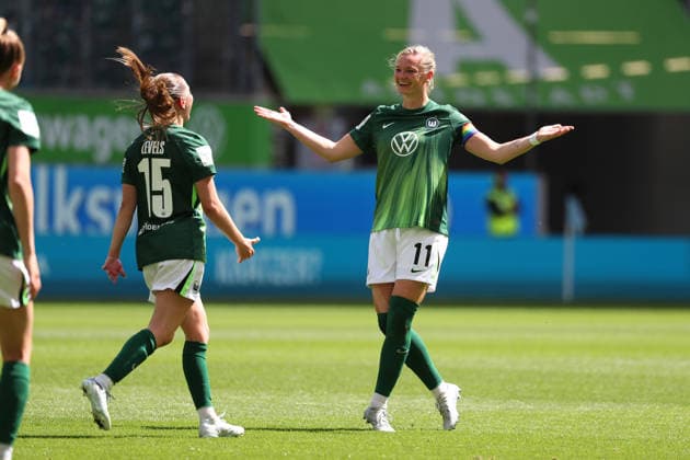VfL vs. Nürnberg, BL Frauen Wolfsburg, 17.05.2026, Fußball, Frauen, Google Pixel Bundesliga, Saison 2025 2026, VfL Wolfsburg vs 1. FC Nürnberg: Alexandra Popp (VfL Wolfsburg) jubelt mit Janou Levels (VfL Wolfsburg) nach ihrem Tor zum 2:0 AOK Stadion Niedersachsen Deutschland