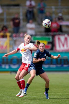 v.li.: Victoria Krug (RBL, 20), Marie Steiner (TSG, 19), beim Kopfball, Kopfballduell, Spielszene, Zweikampf in der Luft, Aktion, Action, 17.05.2026, Sinsheim (Hoffenheim) (Deutschland), Fussball, Google Pixel Frauen-Bundesliga, TSG 1899 Hoffenheim - RB Leipzig, DFB DFL REGULATIONS PROHIBIT ANY USE OF PHOTOGRAPHS AS IMAGE SEQUENCES AND OR QUASI-VIDEO.